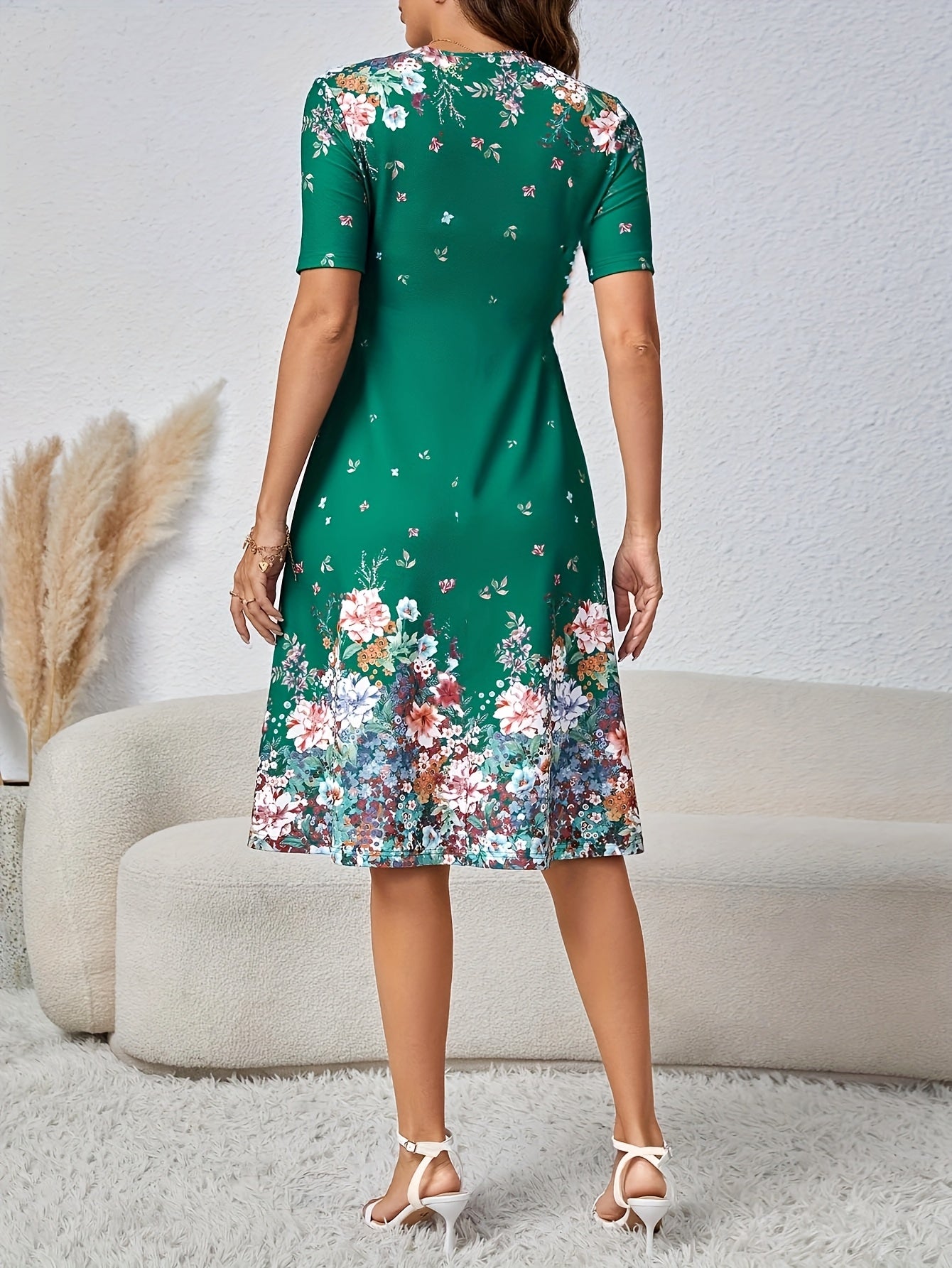 Marineblaues geblümtes Kleid mit S-Ausschnitt und Rüschensaum - Leichtes Midikleid