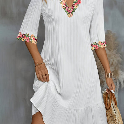 Weißes Kleid mit Spitzenbesatz und floralem Muster