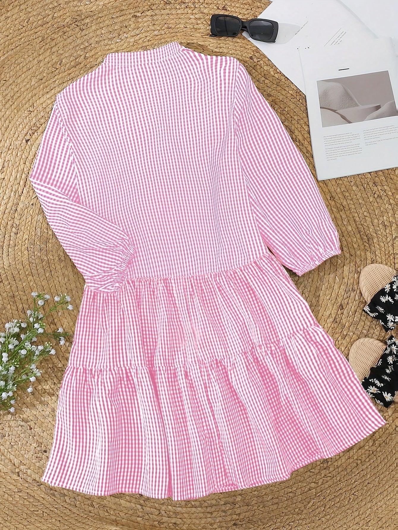 Sommerliches Midikleid mit V-Ausschnitt, Knopfleiste und Karomuster