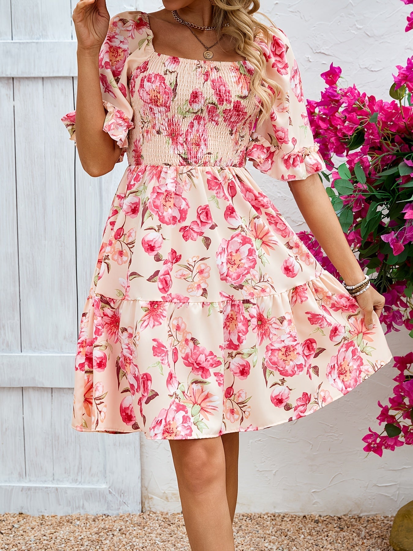 Rosa-rotes geblümtes Sommerkleid mit Raffung