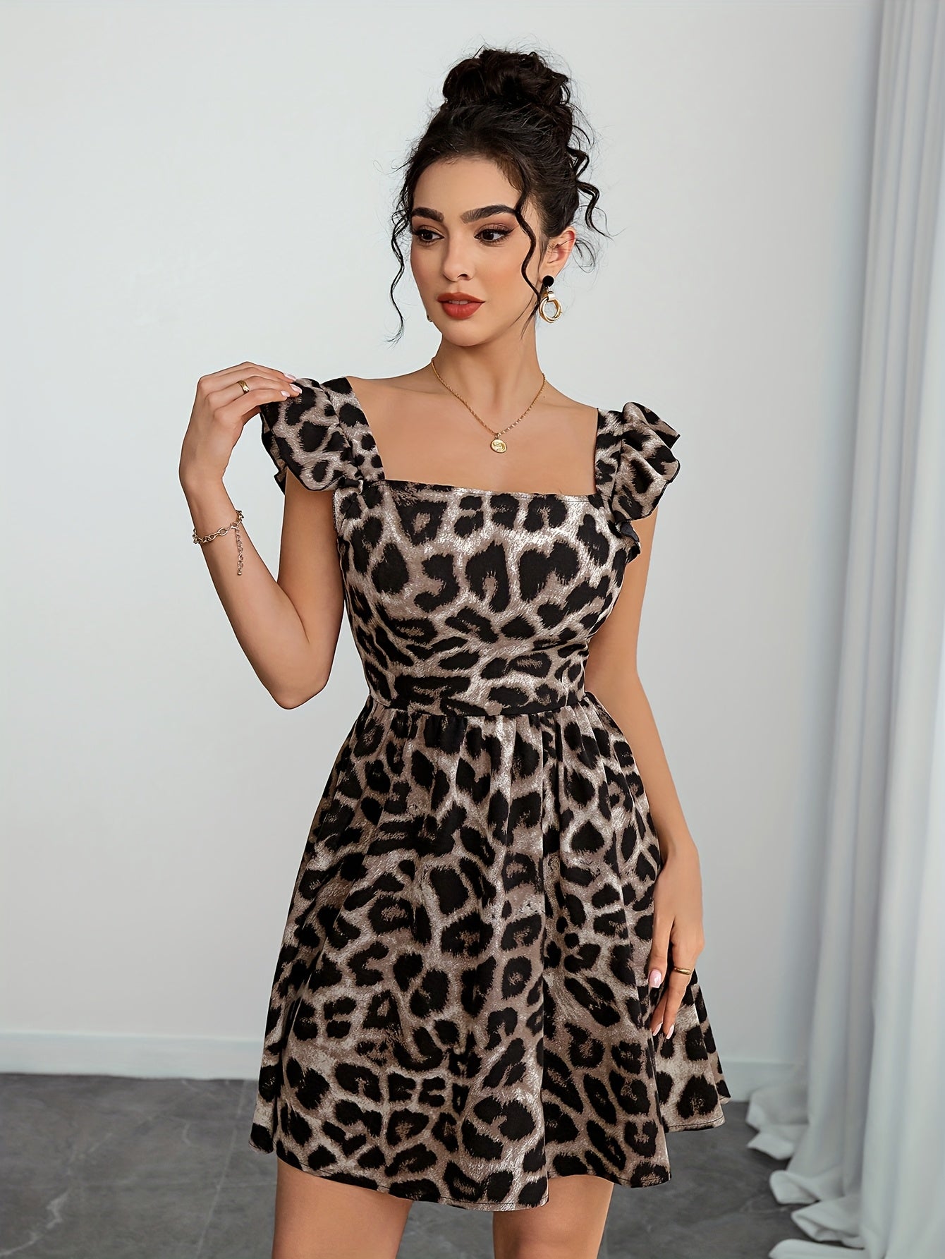 Elegantes Damenkleid mit Leopardenmuster – Rüschen-Träger und Rückenfrei