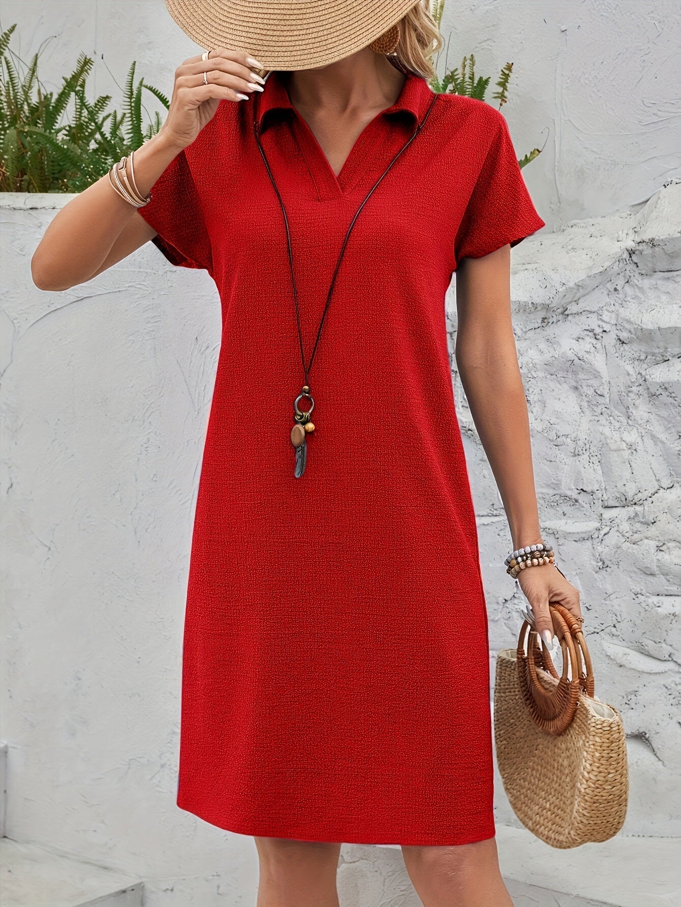 Elegantes rotes Tunika-Kleid mit V-Ausschnitt, Fledermausärmeln und seitlichen Schlitzen