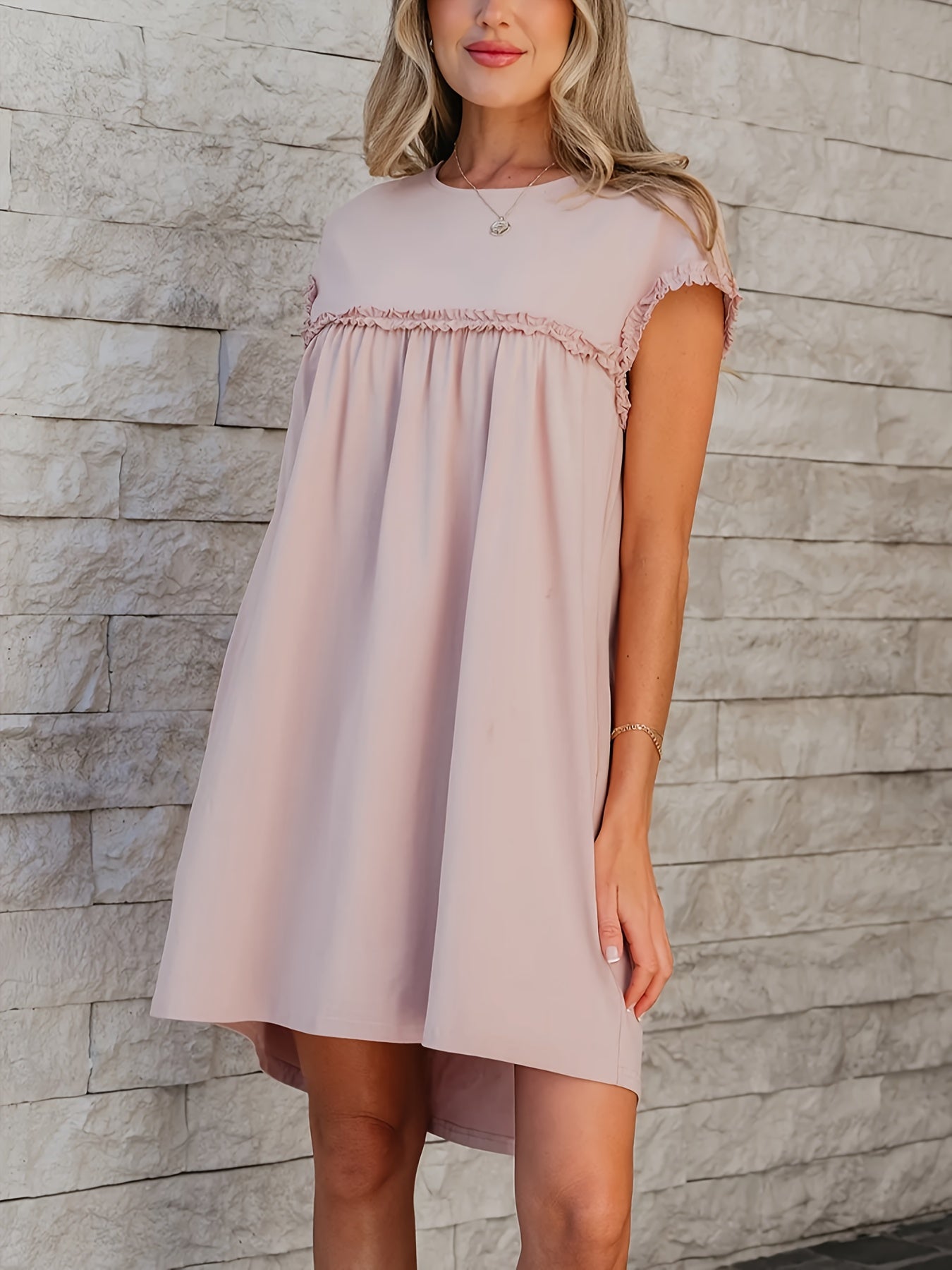 Damen Kleid mit Volants, lockerer Schnitt und sommerliches Minikleid in hellrosa Farbton
