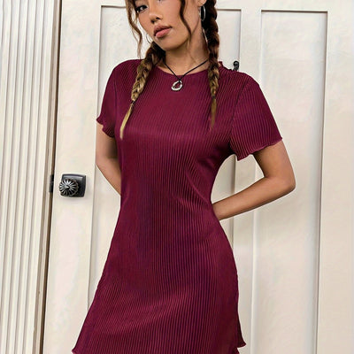 Elegantes tailliertes Kleid aus geripptem Stoff mit kurzen Ärmeln