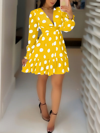 Modisches Damenkleid in gelbem Erbsenprint mit Rüsche - Frecher Ausschnitt