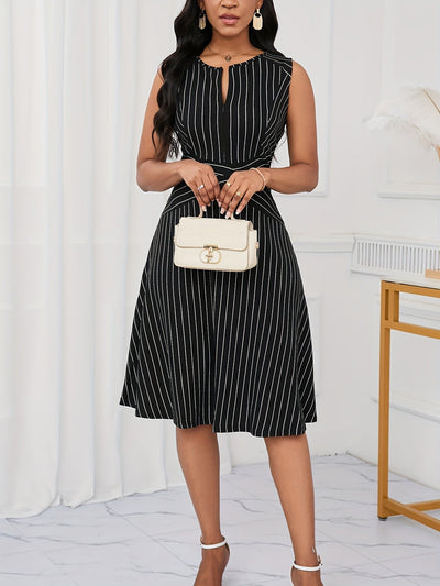 Schwarzes ärmelloses gestreiftes Kleid elegant für den Sommer