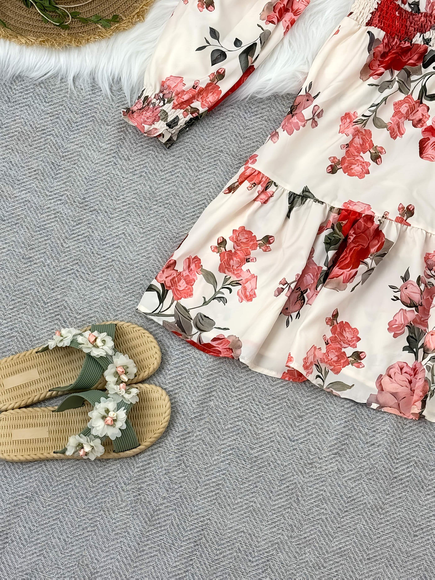 Elegantes, leichtes Kleid mit Blumenmuster - einfarbig