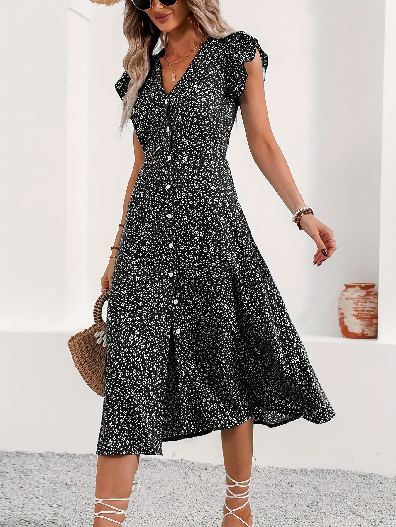Geblümtes Kleid mit Volants, V-Ausschnitt, Knöpfen - Sommerliche Eleganz