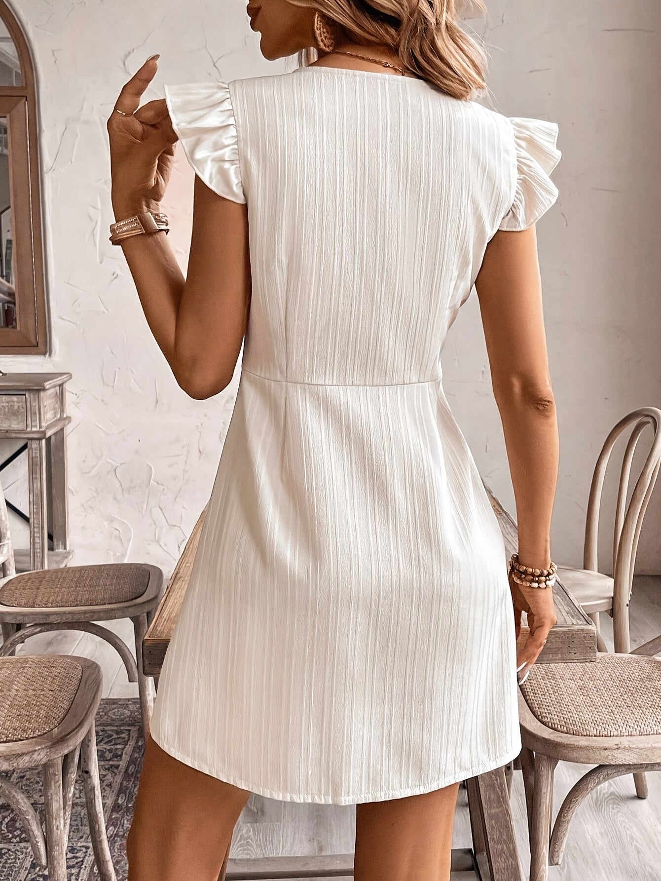 Elegantes Sommerkleid im französischen Stil für Damen – Mit Volant am V-Ausschnitt und Knopfleiste