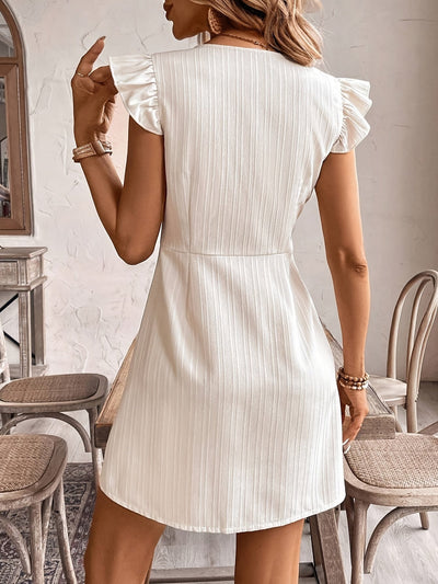 Elegantes Sommerkleid im französischen Stil für Damen – Mit Volant am V-Ausschnitt und Knopfleiste