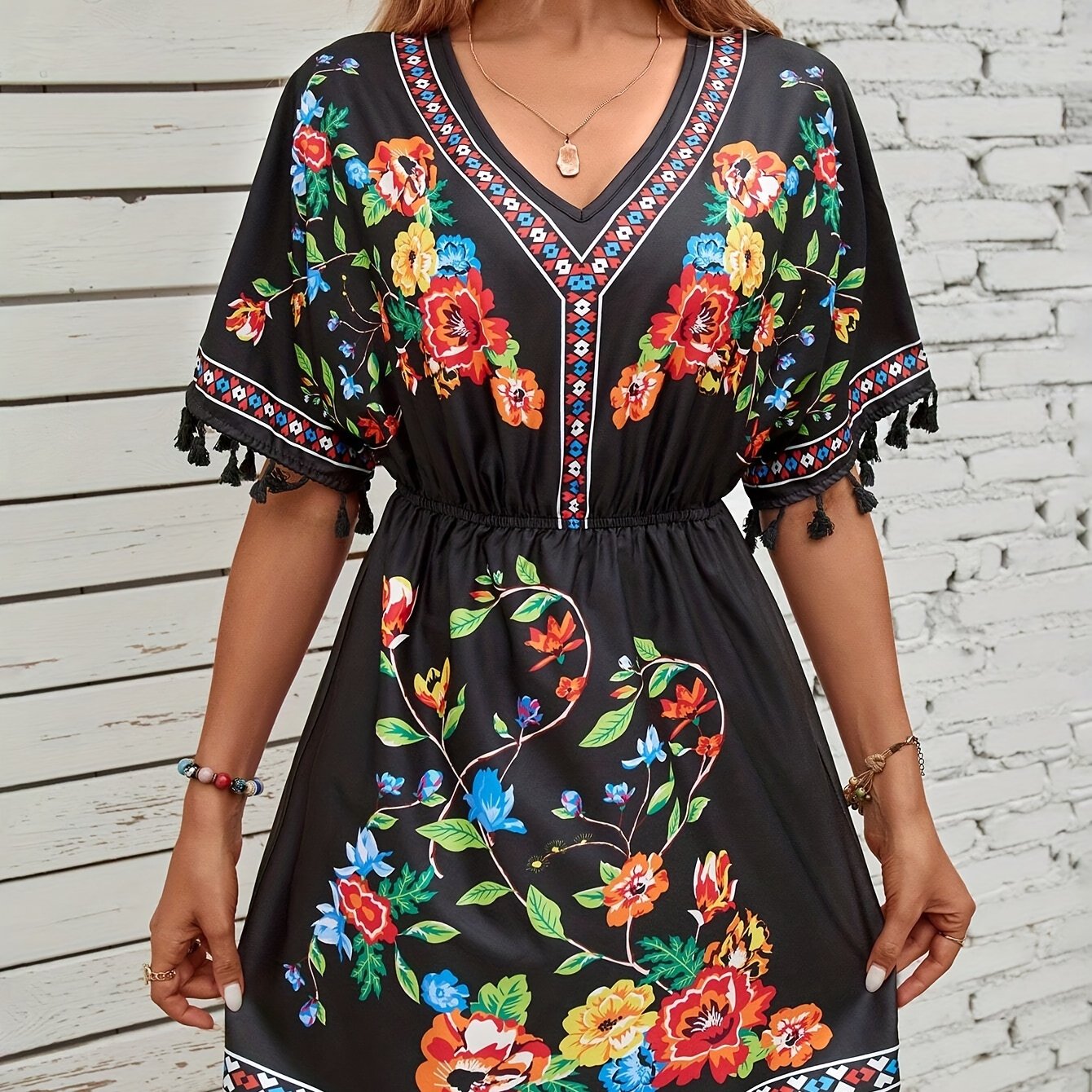 Kleid mit spitzem Ausschnitt, quadratischem Muster und Quasten, eleganten kurzen Ärmeln