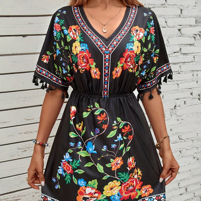 Kleid mit spitzem Ausschnitt, quadratischem Muster und Quasten, eleganten kurzen Ärmeln