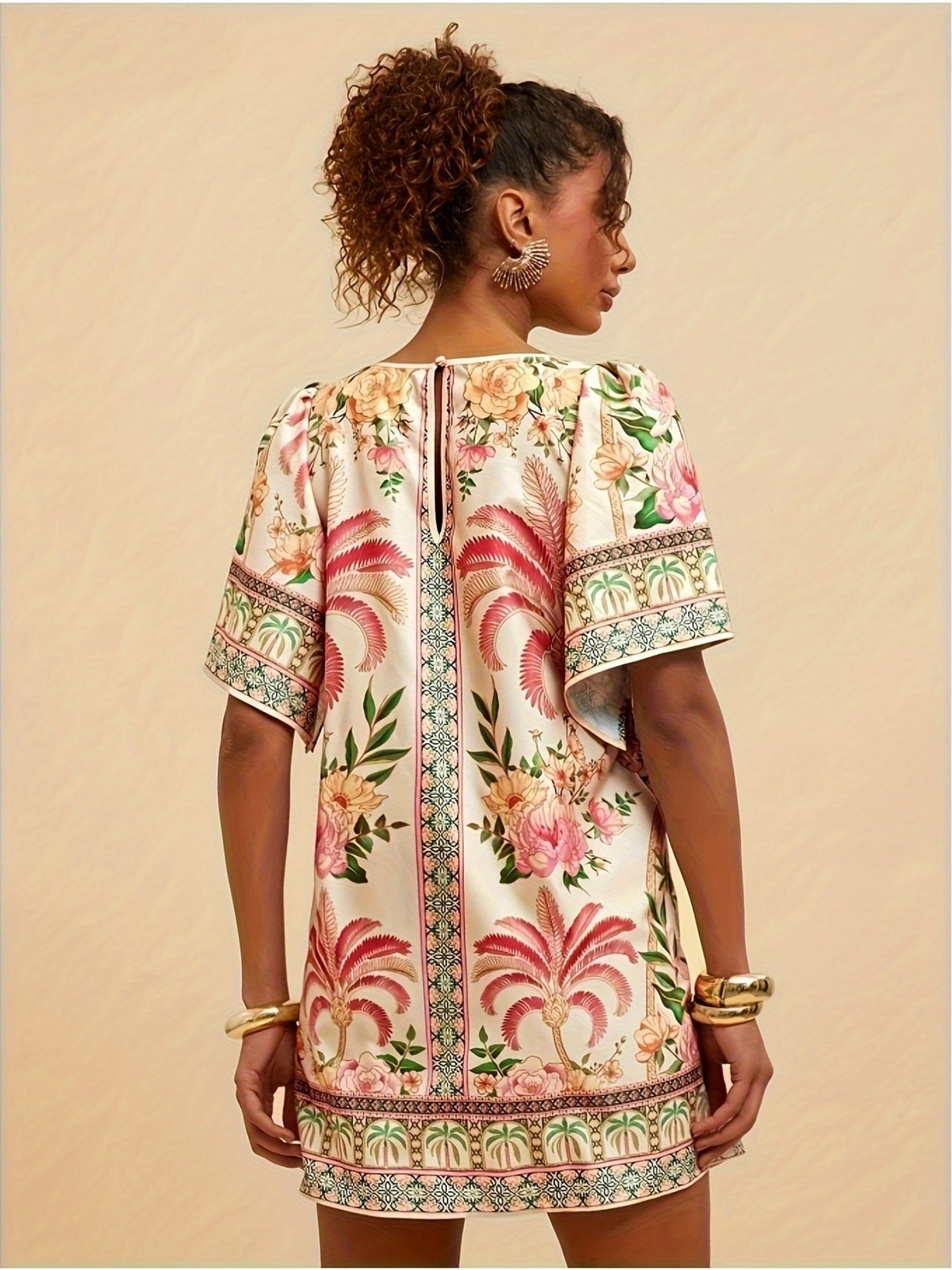 Sommerliches Minikleid in Rosa mit tropischem Blumenmuster und lässigen kurzen Ärmeln