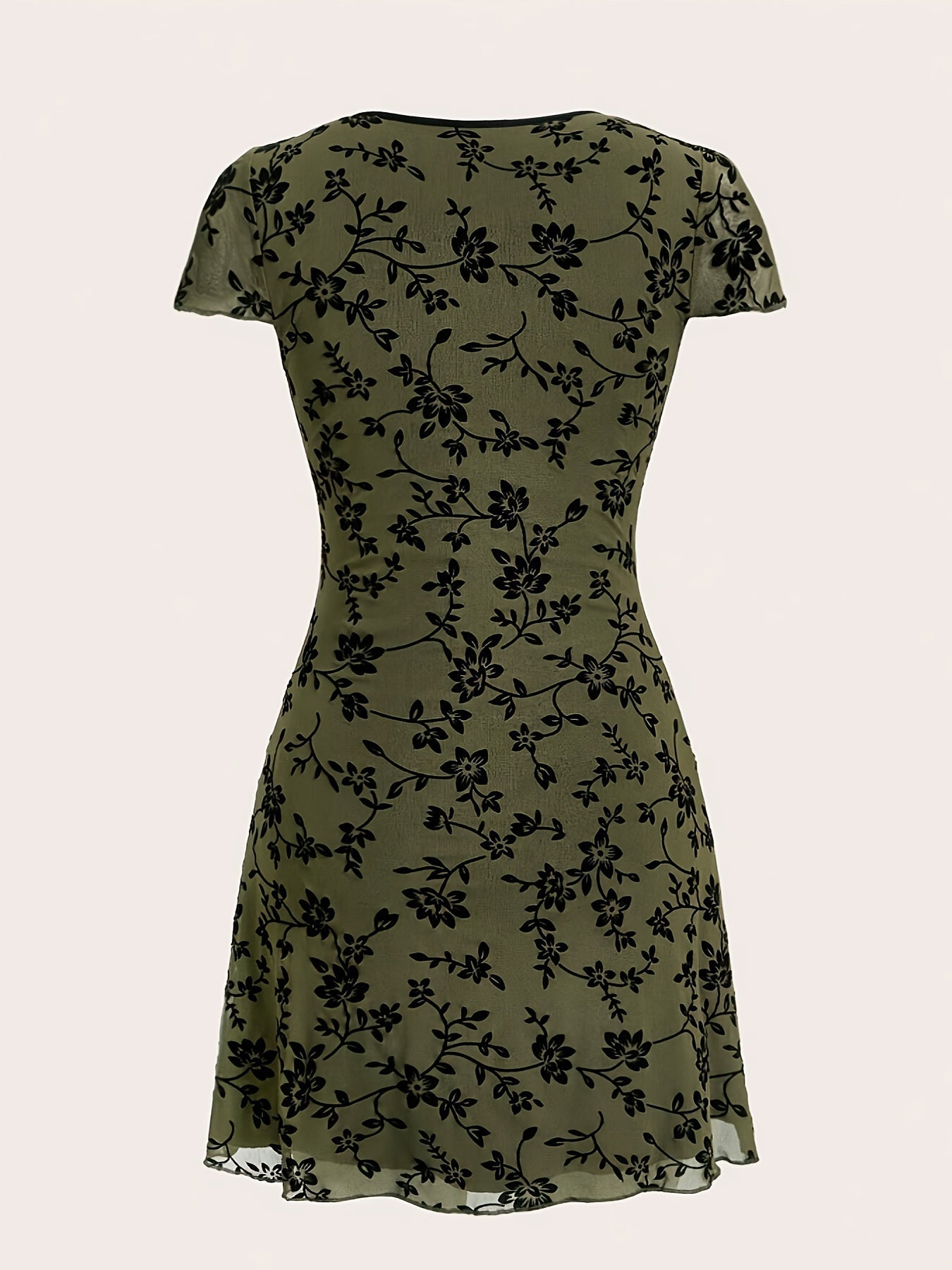 Elegantes Strickkleid mit Blumenmuster, schwarzer Paspelierung und V-Ausschnitt
