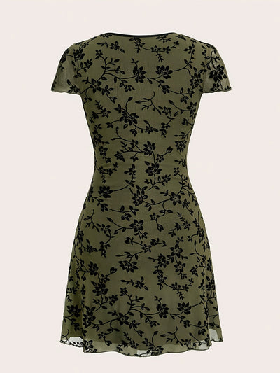 Elegantes Strickkleid mit Blumenmuster, schwarzer Paspelierung und V-Ausschnitt