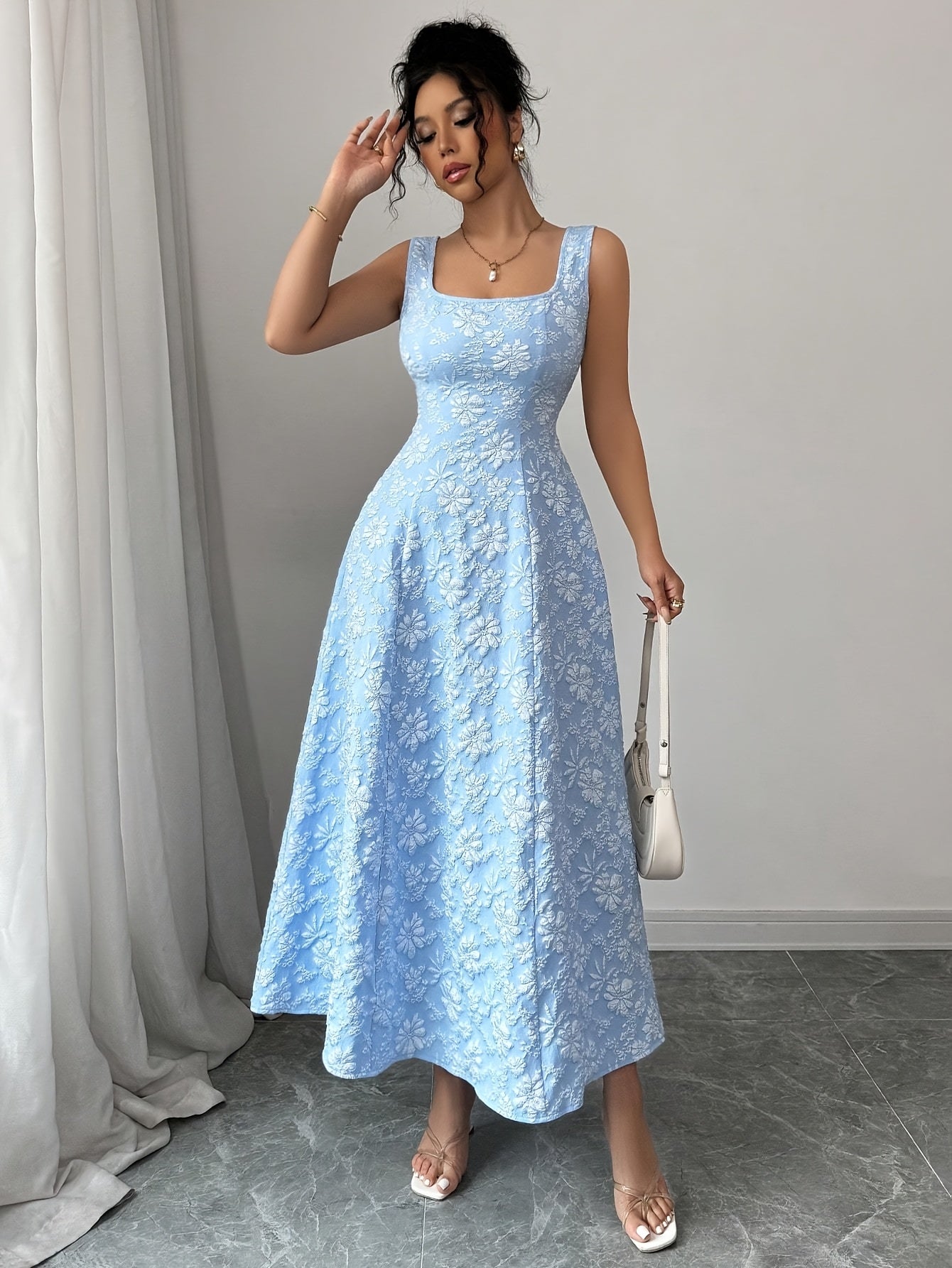 Elegantes geblümtes Maxikleid - Blau und Weiß mit Blumenmuster