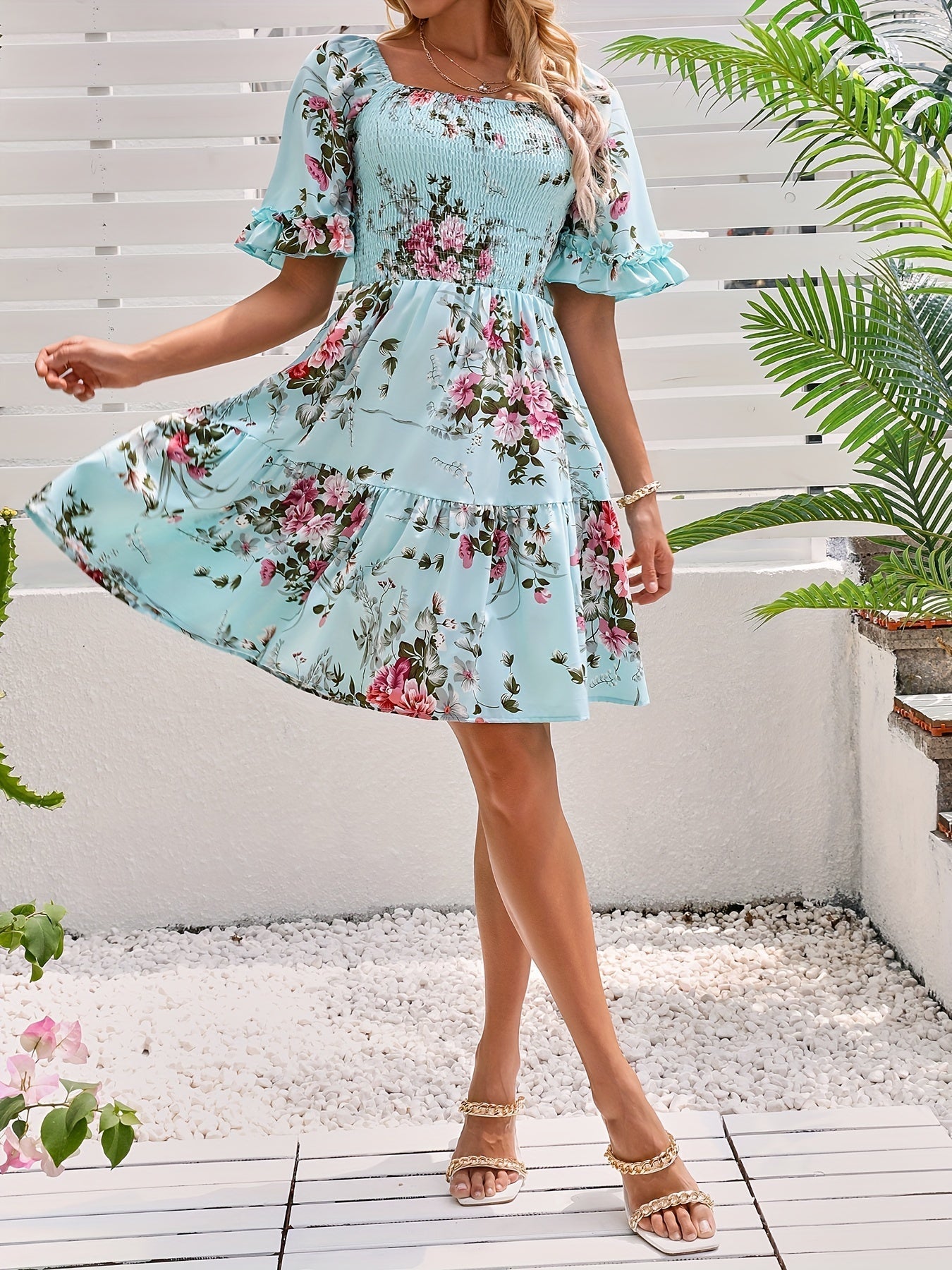 A-Linien Kleid mit quadratischem Ausschnitt und Blumenmuster, kurzen Ärmeln und Volants