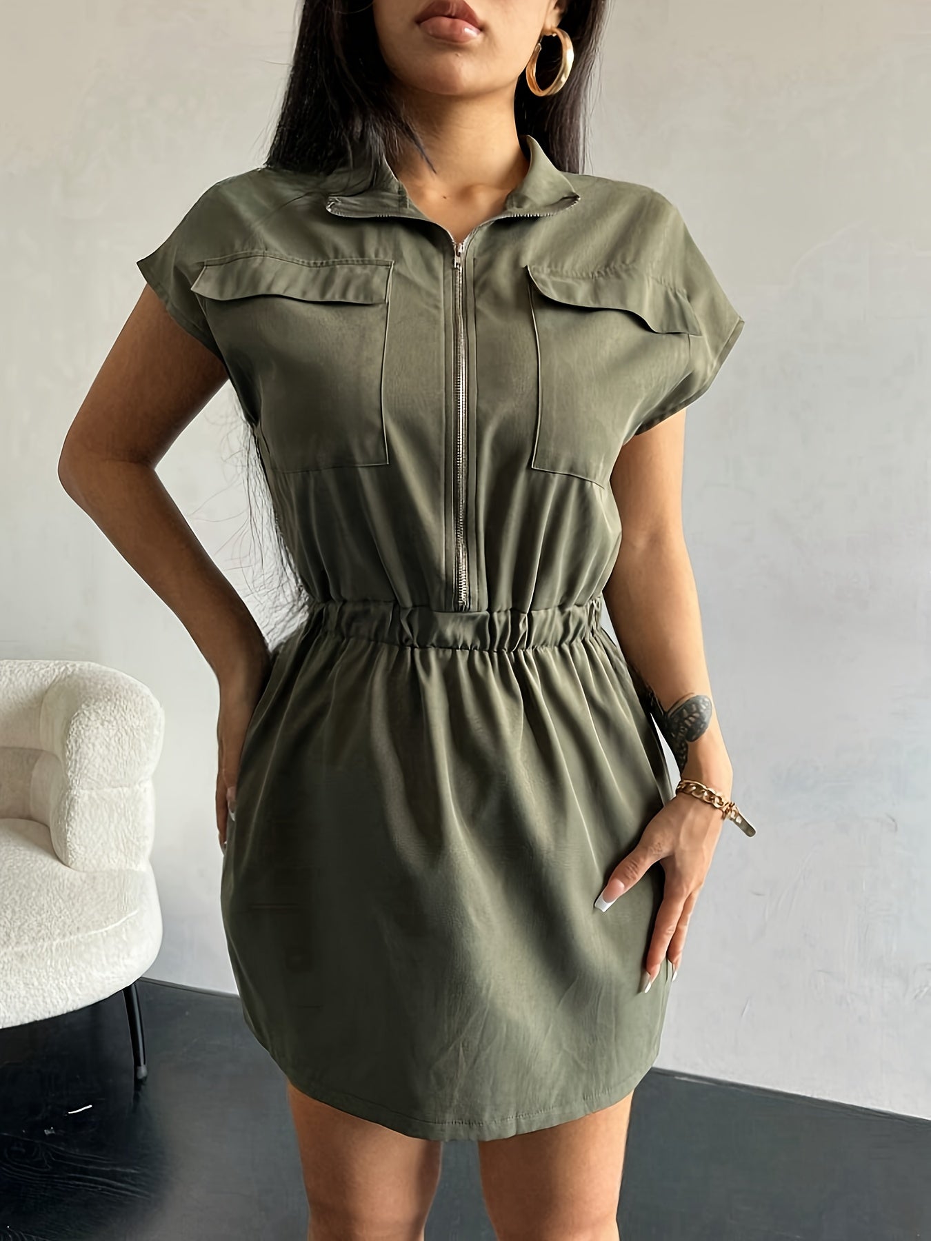 Damenkleid – Schlichtes Schwarzes Design mit Taschen, Flügelärmeln und Stehkragen