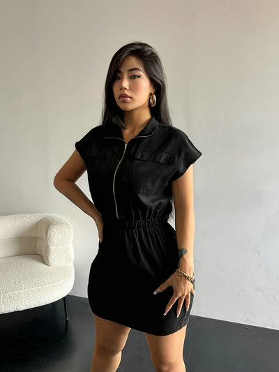 Damenkleid – Schlichtes Schwarzes Design mit Taschen, Flügelärmeln und Stehkragen