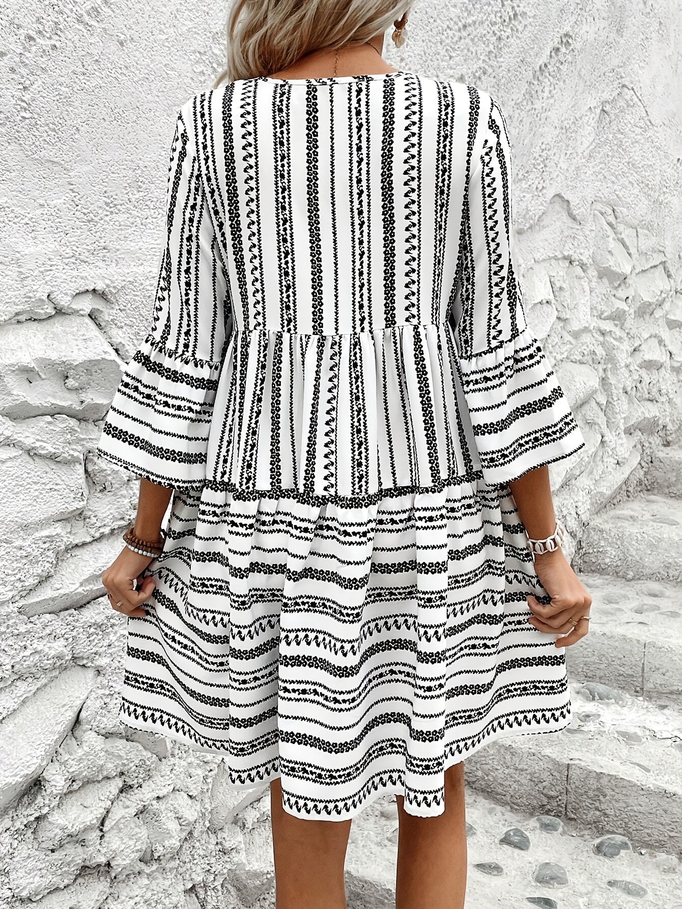 A-Linien-Kleid mit geometrischem Muster und Ärmeln mit Volants