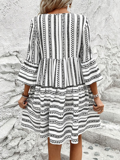 A-Linien-Kleid mit geometrischem Muster und Ärmeln mit Volants