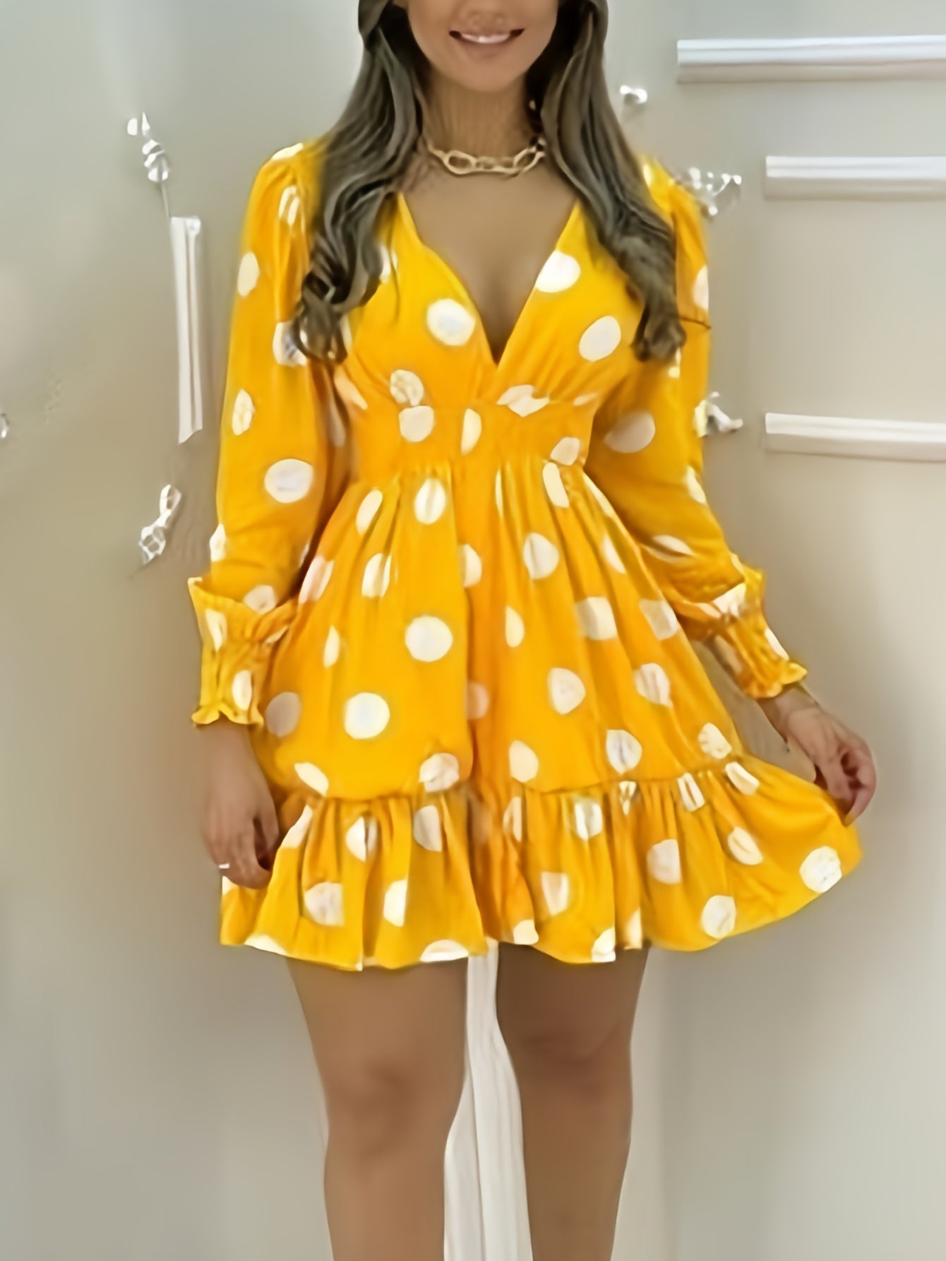 Modisches Damenkleid in gelbem Erbsenprint mit Rüsche - Frecher Ausschnitt