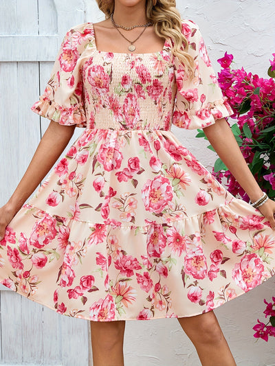 Rosa-rotes geblümtes Sommerkleid mit Raffung