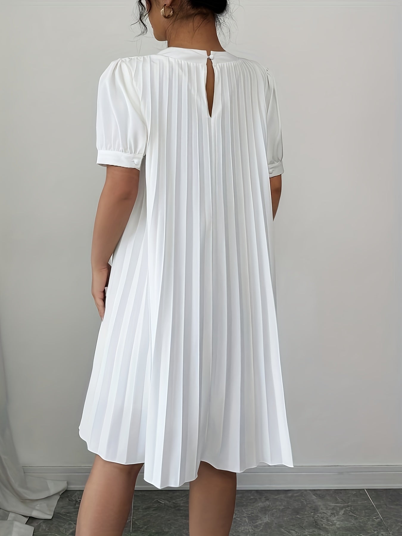 Weißes Sommerkleid mit Volants Elegant und luftig für den Urlaub