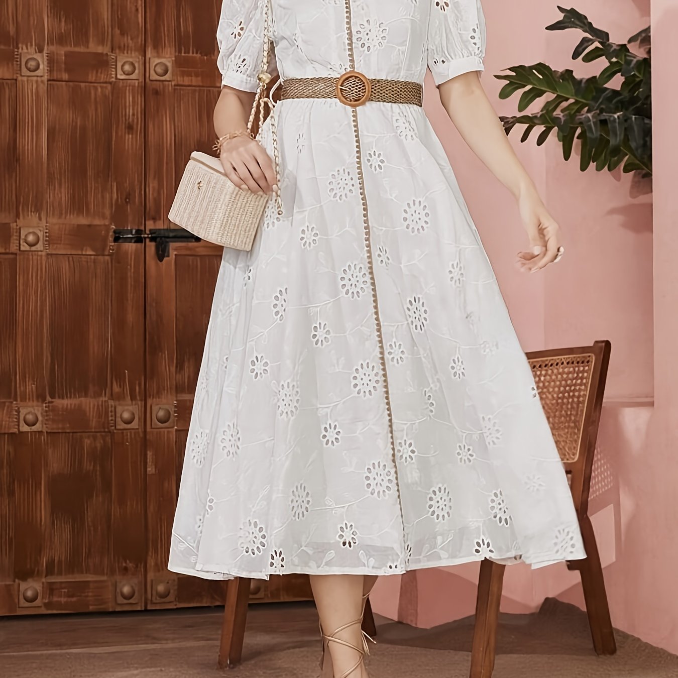 Elegantes Sommerkleid mit Spitze und Taillenband