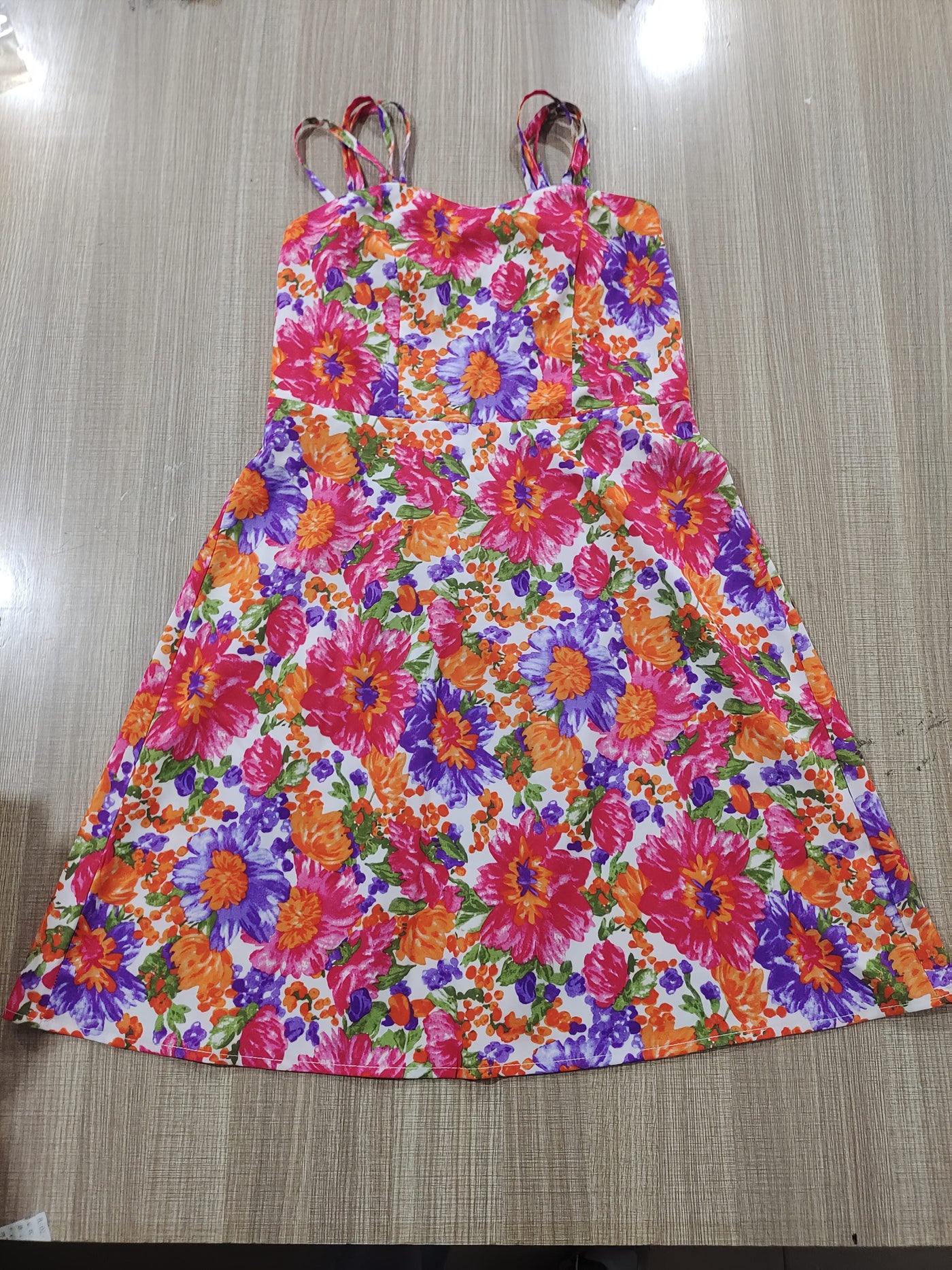 Ärmelloses Damen-Midikleid mit Blumenmuster – Schwarz mit weißem Gänseblümchenmuster