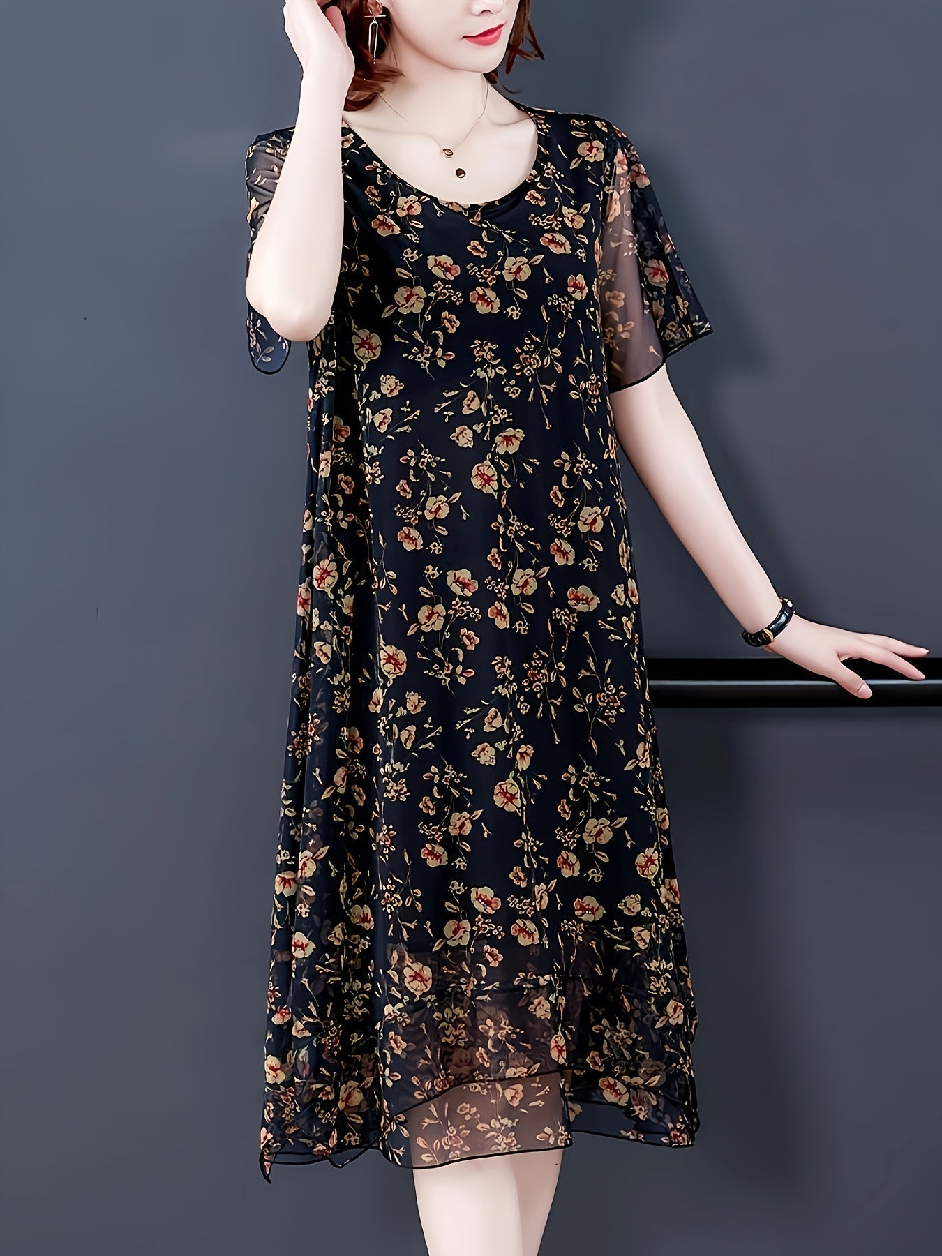 Plus Size Kleid aus Tüll mit Blumen - lockerer Schnitt und Bauchmodellierung