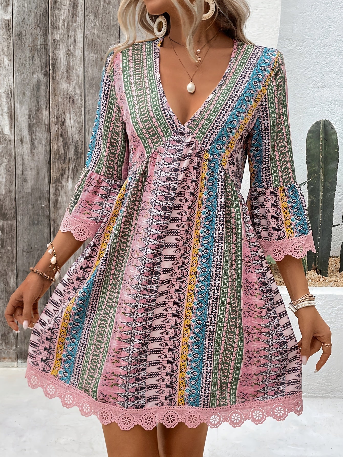 Elegantes V-Ausschnitt Kleid mit Spitze Leichtes Sommerkleid mit buntem Streifen