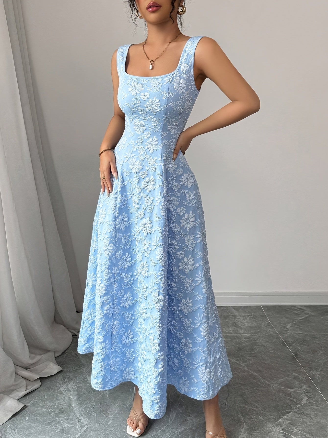 Elegantes geblümtes Maxikleid - Blau und Weiß mit Blumenmuster