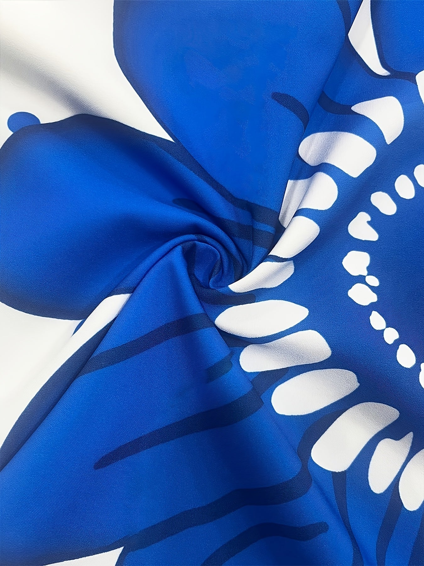 Weiß-blaues Sommer-Trägerkleid mit Blumenmuster