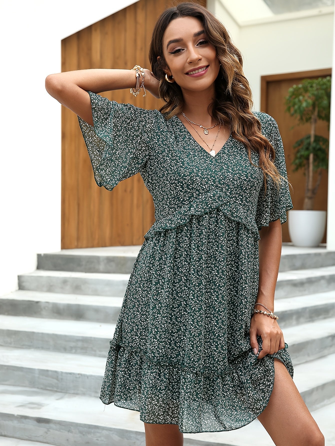 Sommerkleid aus Chiffon mit Volants und Schmetterlingsärmeln aus Spitze