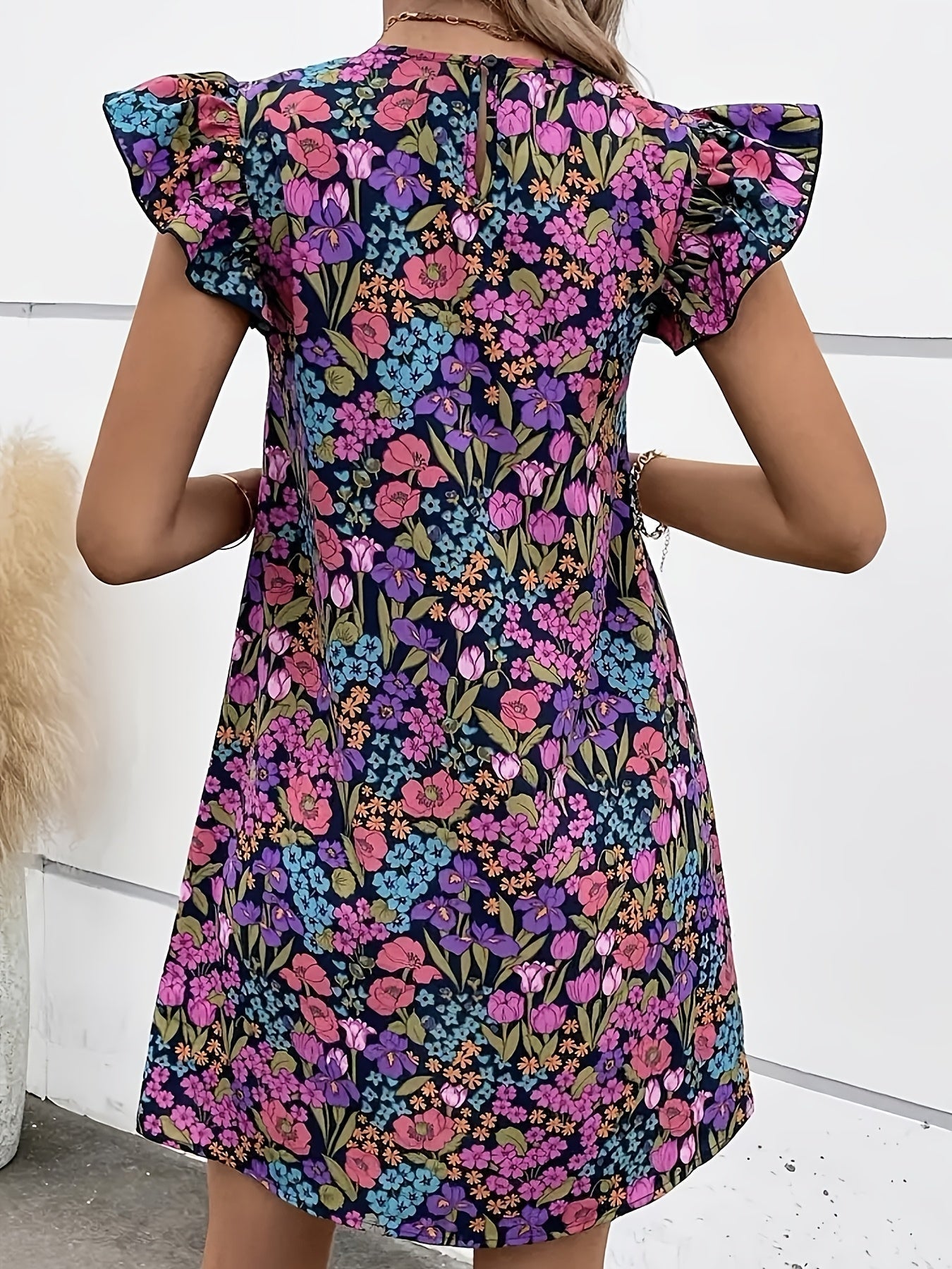 Bohème geblümtes Minikleid mit Volants in unifarbenem Sommer-Lila