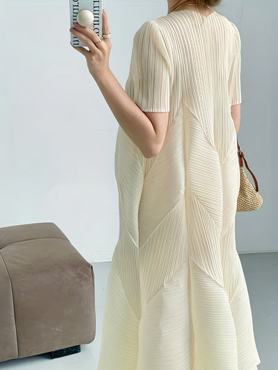 Elegantes Miyake-Kleid mit quadratischem Ausschnitt - Plisseerock im Pod-Stil