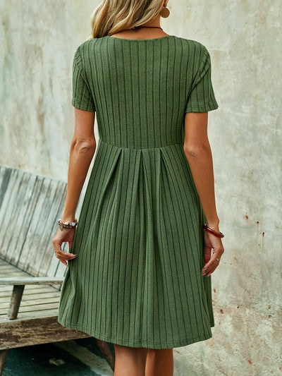 Elegantes Grünes Midikleid mit Taschen – Kurze Ärmel und Rundhalsausschnitt