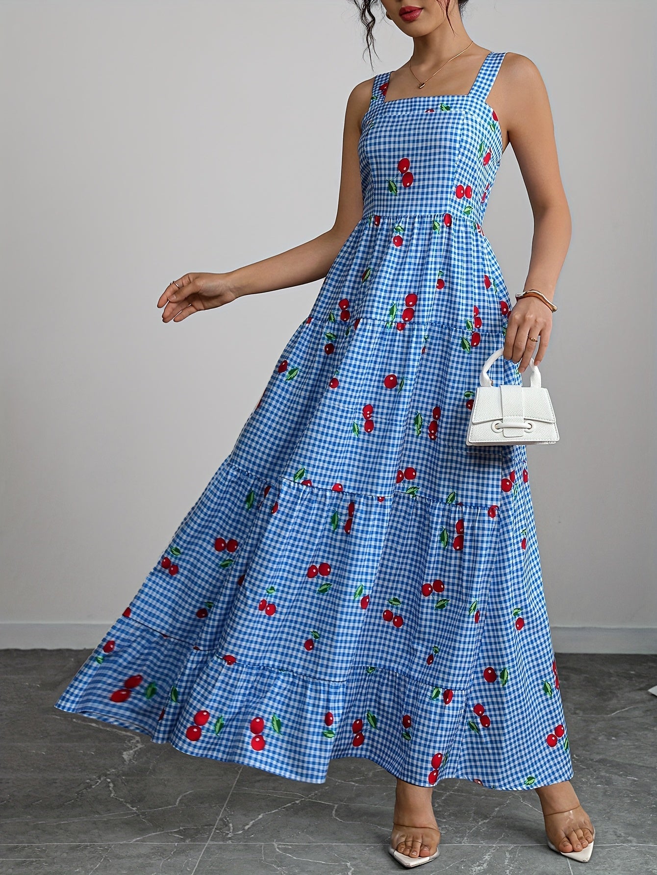 Sommerliches blau kariertes Maxikleid mit Kirschenprint und schmalen Trägern