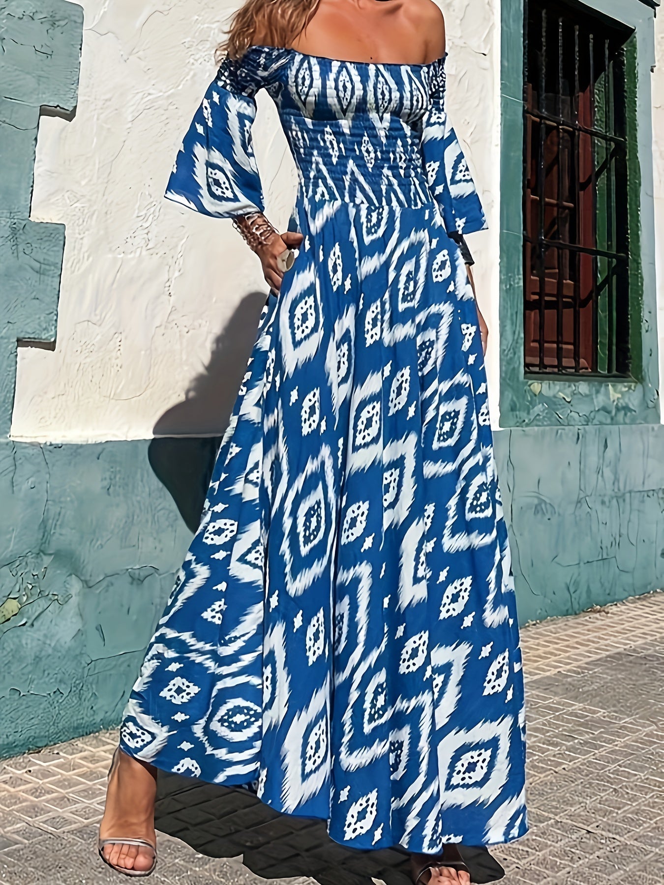 Maxikleid mit Rüschen - trägerlos mit blauen und roten Motiven