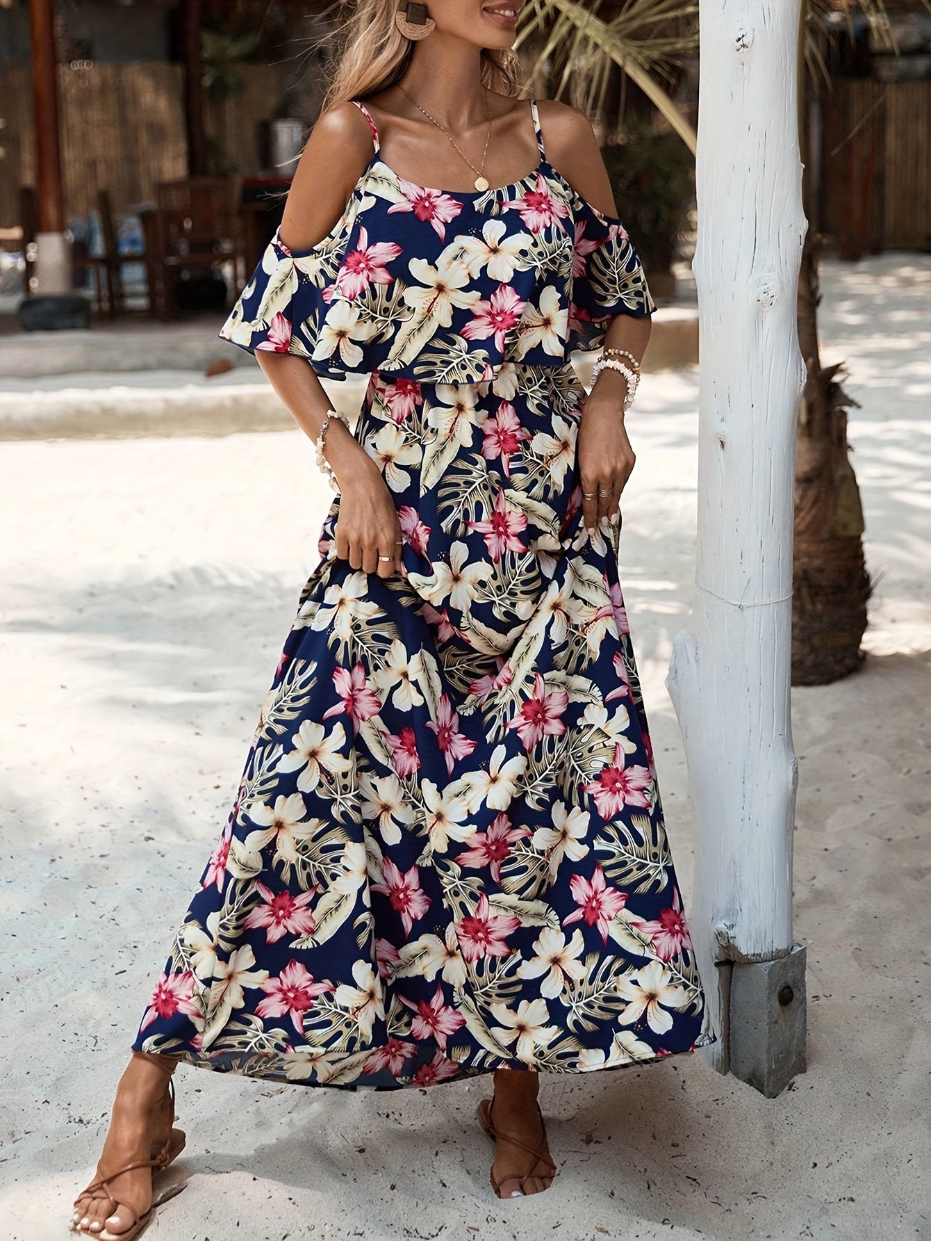 Sommerliches Damenkleid mit Trägern und tropischem Muster