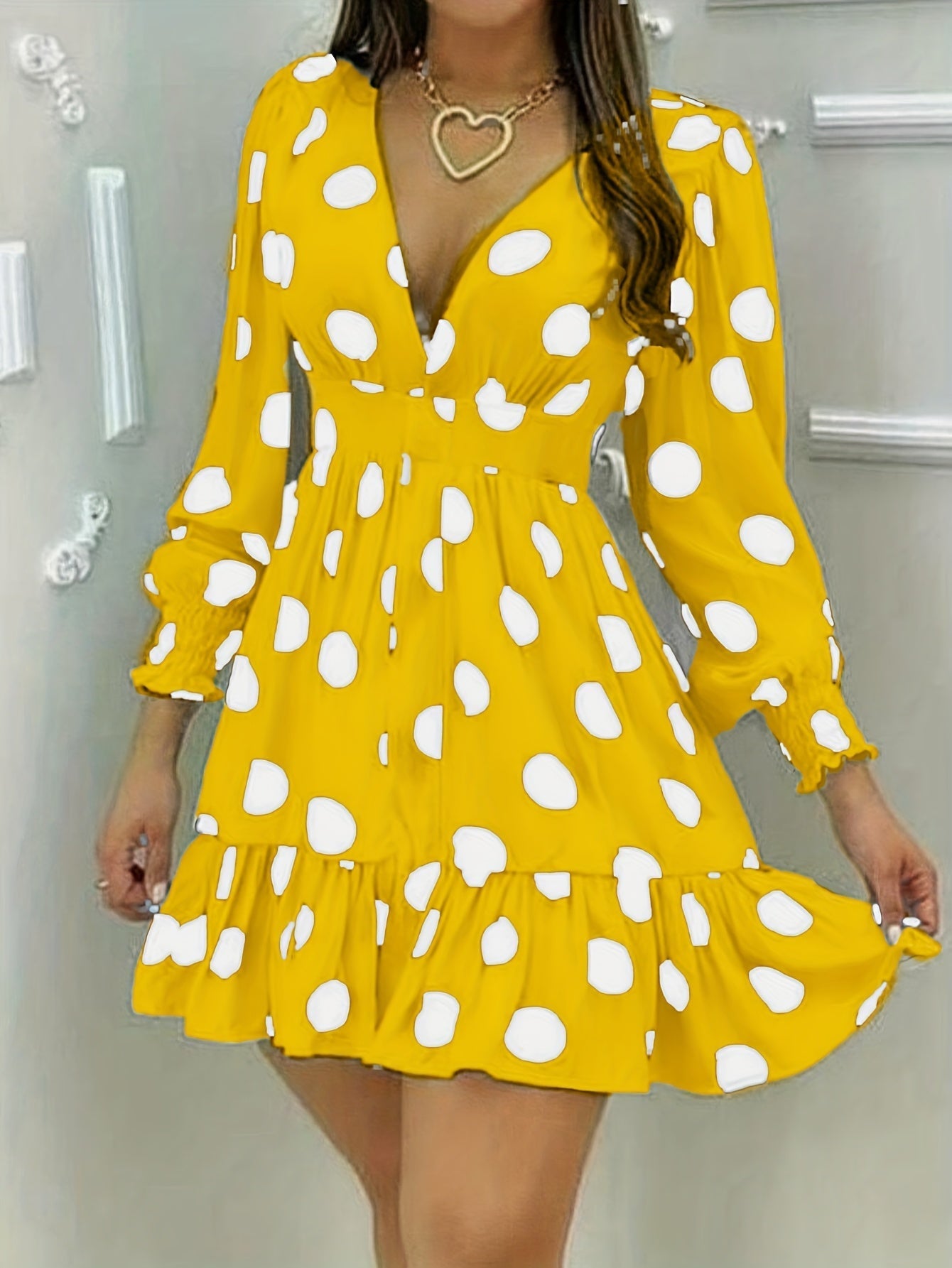 Modisches Damenkleid in gelbem Erbsenprint mit Rüsche - Frecher Ausschnitt