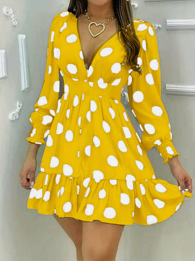 Modisches Damenkleid in gelbem Erbsenprint mit Rüsche - Frecher Ausschnitt