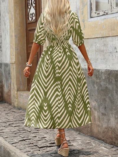 Grün-weißes Midi-Kleid mit Zickzackmuster und V-Ausschnitt