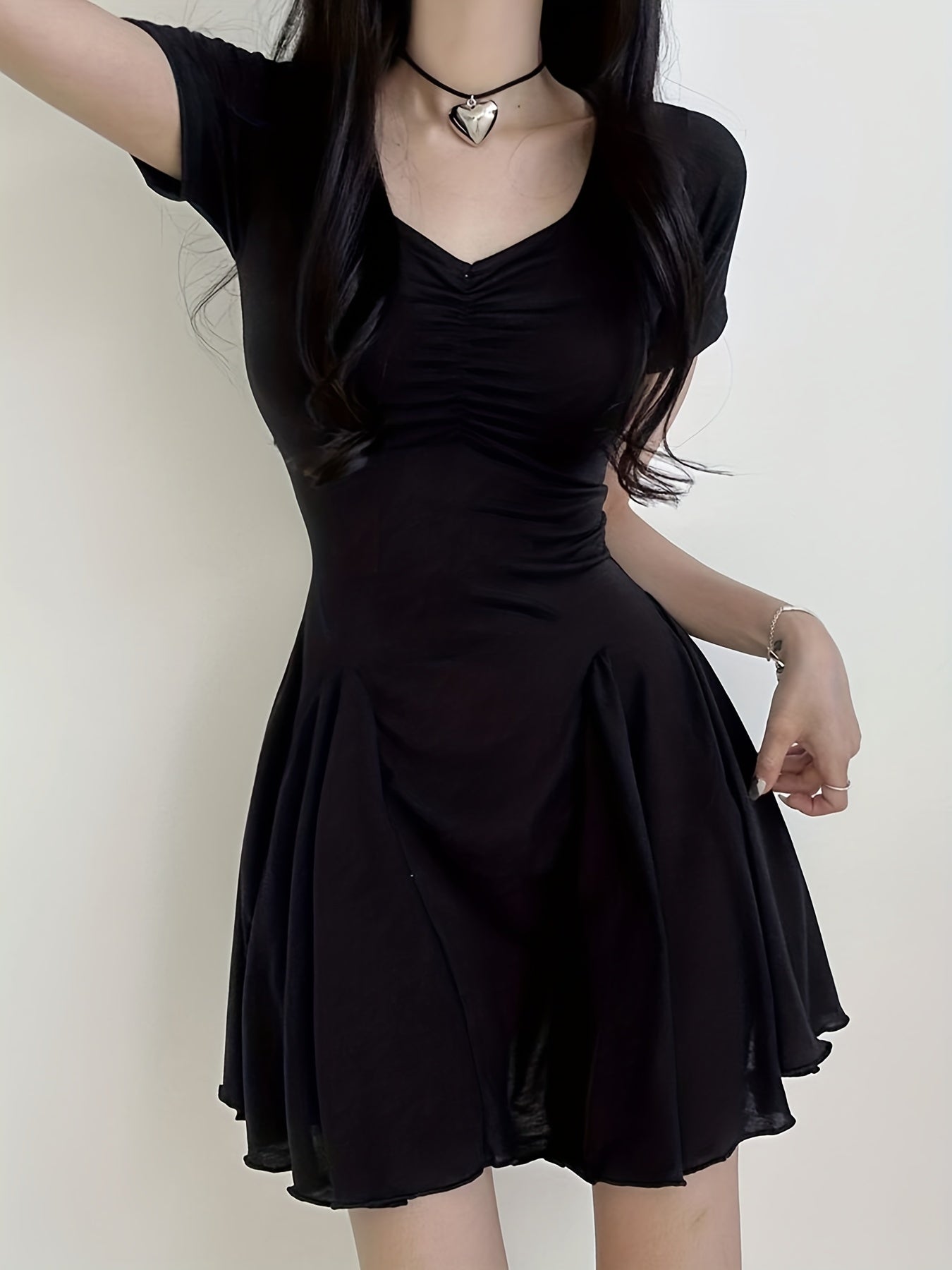 Schwarzes Sommerkleid mit Ausschnitt und plissiertem Rock