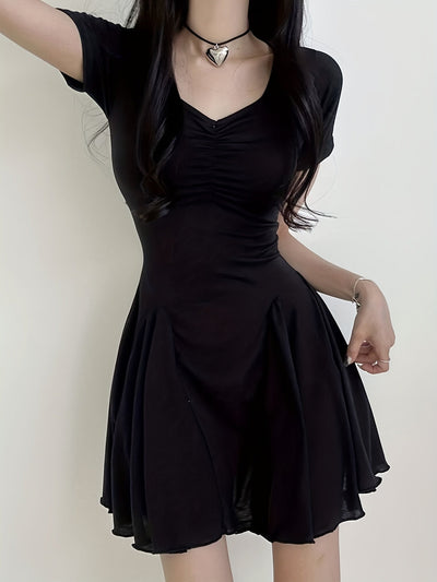 Schwarzes Sommerkleid mit Ausschnitt und plissiertem Rock