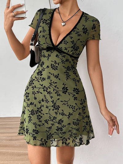 Elegantes Strickkleid mit Blumenmuster, schwarzer Paspelierung und V-Ausschnitt
