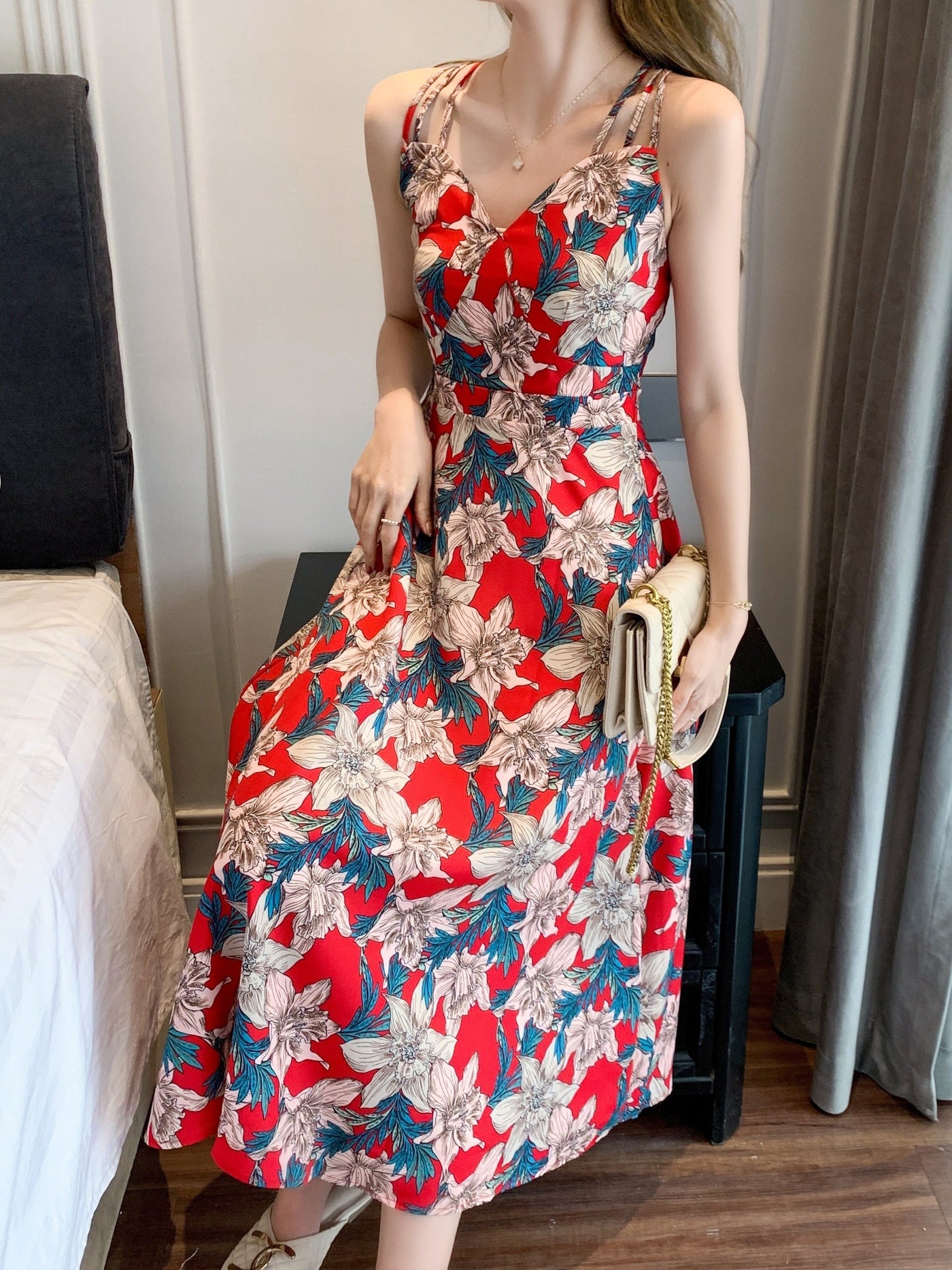 Sommerliches Strandkleid aus Blumen mit Trägern - Sonnenschutz