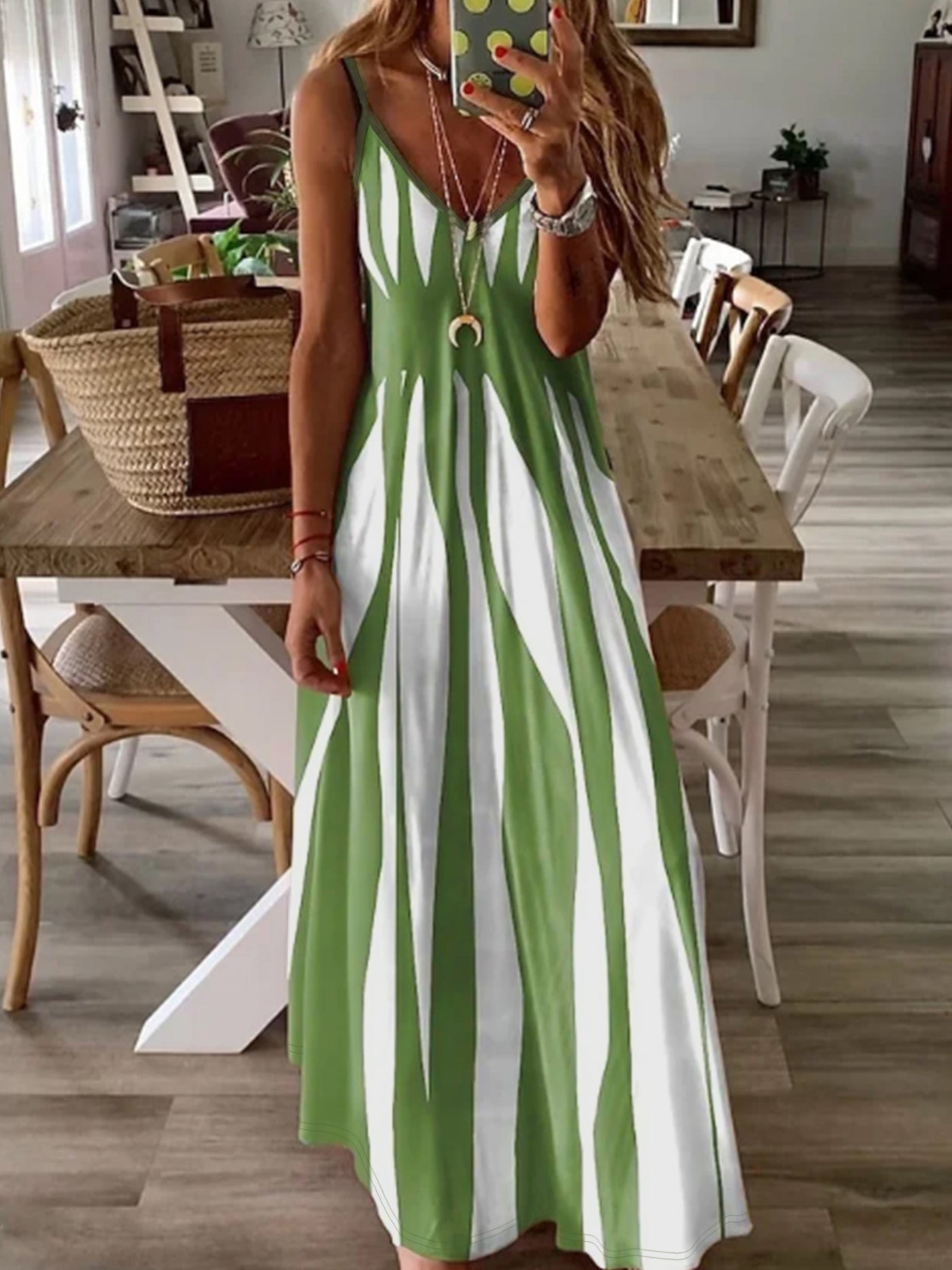 Elegantes Trägerkleid mit V-Ausschnitt
