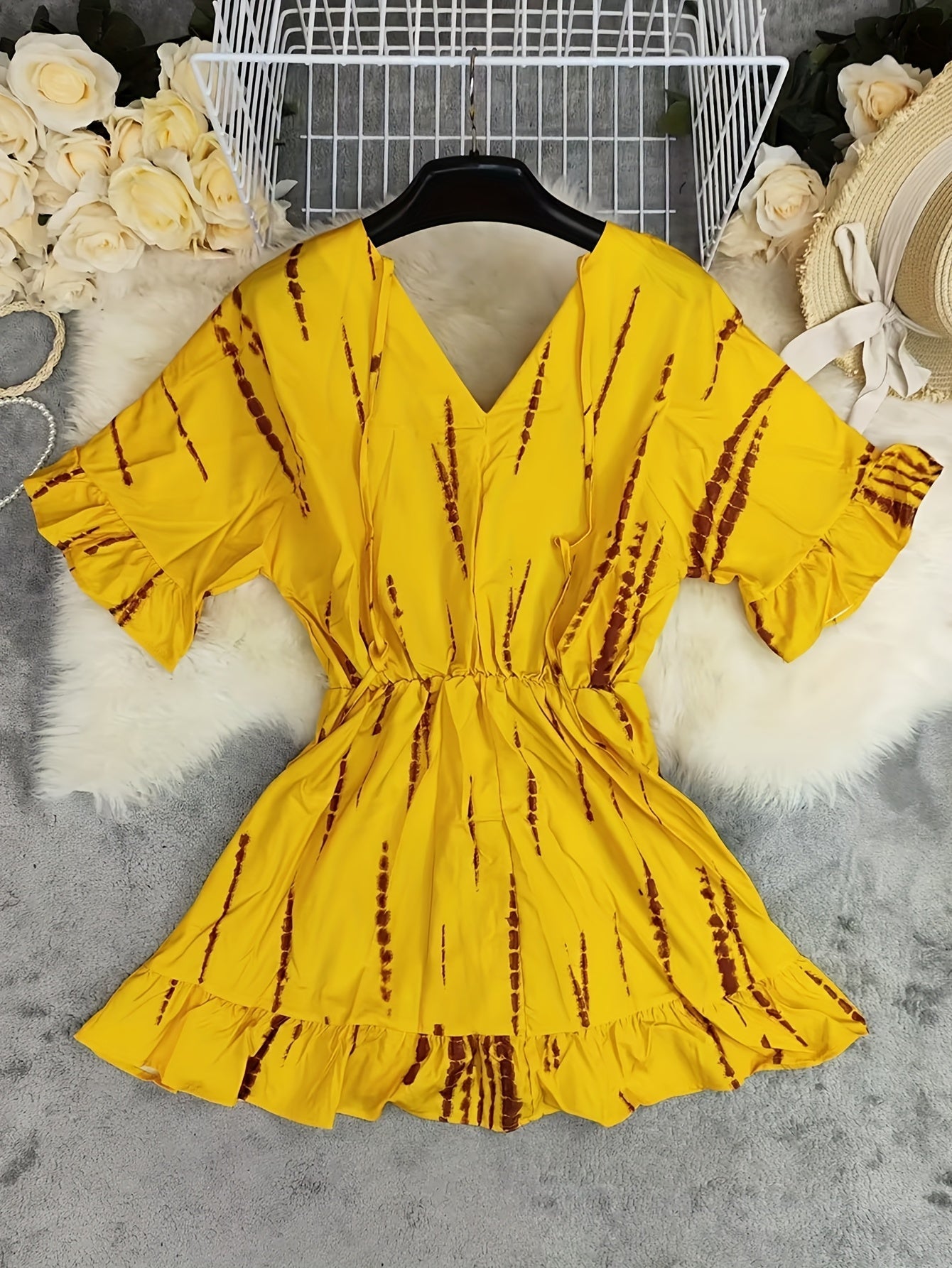 Gelbes Sommer-Minikleid mit Rüschen und Fledermausärmeln